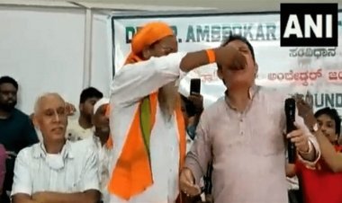 कनार्टक: कांग्रेस MLA ने दलित स्वामीजी के मुंह से निकालकर खाया खाना, Videoवायरल   