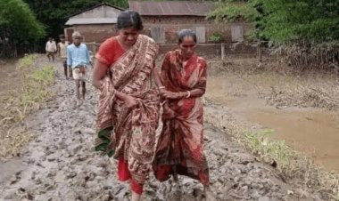 असम: कीचड़ में घुसकर कछार बाढ़ प्रभावित लोगों तक पहुंच रही महिला IAS अफसर