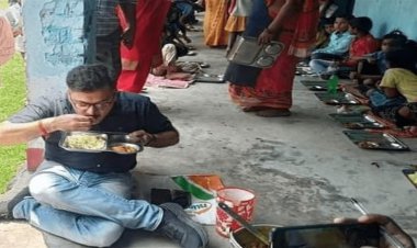 साइकिल से ऑफिस जाते हैं कटिहार के DM उदयन मिश्रा, स्कूल में बच्चों के साथ जमीन पर बैठकर खाया मिड डे मील