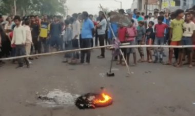 धनबाद: फूसबंगला में हाइवा ने बाइक सवार को कुचला, आक्रोशित लोगों ने किया रोड जाम