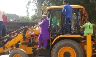 उत्तर प्रदेश: बहराइच में JCB पर चढ़कर दुल्हन को लेने पहुंचा दूल्हा