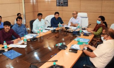 धनबाद: रोड सेफ्टी कमेटी की बैठक, रोड से अतिक्रमण मुक्त करने व ब्लैक स्पॉट को चिन्हित करने का निर्देश