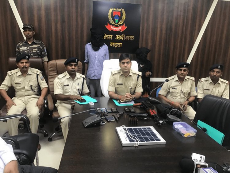 गढ़वा पुलिस ने भाकपा माओवादी भानु सिंह खरवार व उसकी प्रेमिका को जंगल में किया अरेस्ट, एके-47 बरामद