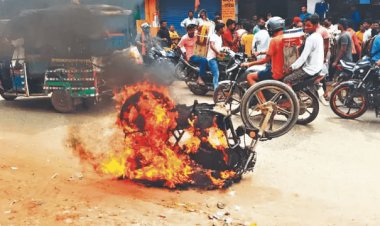 बिहार: बक्सर में  सड़क पर युवक ने खुद की बाइक फूंक डाली, पेट्रोल भराने का पैसा नहीं था, इसलिए बाइक जलायी