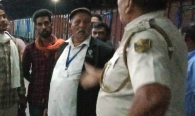 बिहार: दानापुर से भागलपुर आ रही इंटरसिटी एक्सप्रेस-13402 में रेल पुलिसकर्मियों ने टीटीई को पीटा