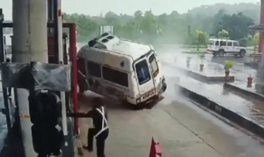 कनार्टक: टोल गेट पर हाइ स्पीड एंबुलेंस पलटी, एक पेसेंट समेत चार की मौत 