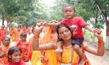 Shravani Mela 2022: बेटे को कंधे पर बैठा जालभिषेक करने चली देवघर, गीता देवी बोलीं-बाबा ने भरी कोख