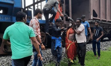 धनबाद: मालगाड़ी पर चढ़कर कोयला चुराने में बिजली के ओवरहेड तार से सटकर युवक की मौत, महिला झुलसी