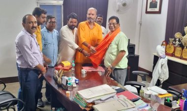 धनबाद: बीजेपी लीडर मुकेश पांडेय ने ‍‍‍ BBMU के VC को अंग वस्त्र से किया  सम्मानित