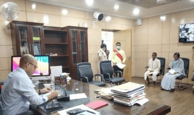  धनबाद: जनता दरबार में लोगों ने दिये जर्जर सड़क की मरम्मत करवाने, नाली का निर्माण कराने सहित अन्य आवेदन