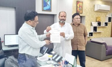 धनबाद: बीजेपी लीडर मुकेश पांडेय ने डीआरएम को सौंपा ज्ञापन