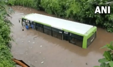 ओडिशा: भारी बारिश के बाद अंडरपास में पानी के बीच फंसी बस, ऐसे बची पैसेंजर्स की जान (देंखे VIDEO)
