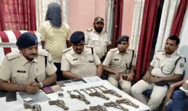 बिहार: मुंगेर में मिनी गन फैक्ट्री का खुलासा, भारी मात्रा में आर्म्स बरामद, घर का मालिक अरेस्ट