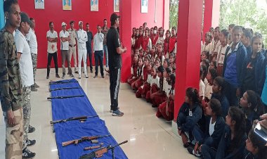 झारखंड:  गुमला पुलिस की आर्म् प्रदर्शनी, स्कूली बच्चों ने लिया आर्मी में जाने का संकल्प