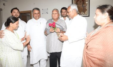 बिहार: CM ने राबड़ी आवास जाकर की लालू यादव से मुलाकात, नीतीश कुमार ने RJD सुप्रीमो को दिया गुलाब