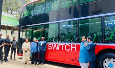 नितिन गडकरी ने लॉन्च की इंडिया की पहली इलेक्ट्रिक डबल-डेकर AC बस