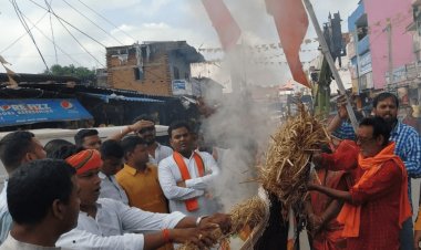 हजारीबाग: कांग्रेस MLA अंबा प्रसाद ने मुस्लिम युवकों को जबरन हिंदू युवती से बंधवाई राखी, हिंदू संगठनों का विरोध