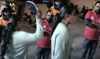 महिला ने जोमैटो डिलीवरी मैन की जूतों से पिटाई की, वीडियो वायरल