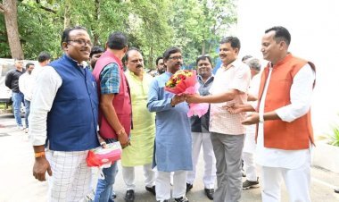 CM हेमंत सोरेन से मिले झारखंड पुलिस एसोसिएशन के पदाधिकारी, मिठाई खिलाकर जताया आभार