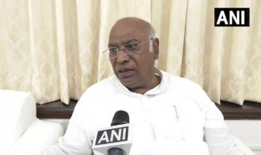 नई दिल्ली: मल्लिकार्जुन खड़गे बने कांग्रेस के नये प्रसिडेंट, शशि थरूर की हार