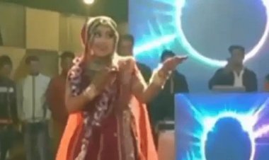 शादी के स्टेज पर  दुल्हन का धमाकेदार डांस ,  mujhe naulakha manga de....Video' वायरल