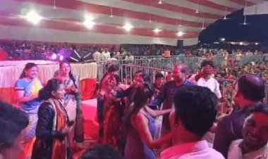 दुमका: दागी का हाथ थाम डांस कर रहे थे शिकारीपाड़ा थानेदार, एसपी ने इंस्पेक्टर अरविंद को किया सस्पेंड