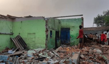 धनबाद: झरिया में रियाज की मर्डर के खिलाफ जमकर बवाल, आक्रोशित लोगों ने आरोपित के घर में की तोड़फोड़