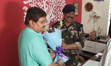 Dhanbad Muthoot Finance Robbery: बैंक मोड़ थानेदार पीके सिंह को राज सिन्हा ने किया सम्मानित