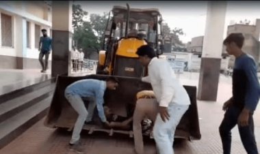 मध्य प्रदेश: एंबुलेंस पहुंचने में हुई देरी, घायल युवक को बुलडोजर पर पहुंचाया हॉस्पिटल, वीडियो वायरल