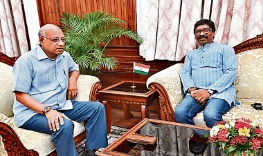 झारखंड: CM हेमंत सोरेन  ने गवर्नर से की मुलाकात,  सौंपा पत्र, संविधान व लोकतंत्र की रक्षा की लगाई गुहार