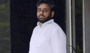 नई दिल्ली: AAP एमएलए अमानतुल्लाह खान अरेस्ट, ACB रेड के बाद हंगामा, रिश्तेदारों ने किया ACP पर हमला