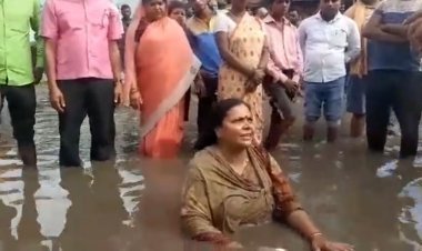 झारखंड: गोड्डा में बीच रोड में कीचड़ की पानी से नहाने लगीं  कांग्रेस MLA दीपिका पांडेय सिंह