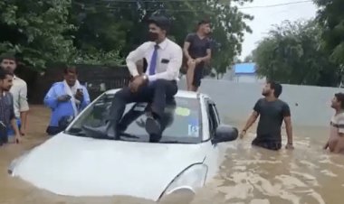 गुरुग्राम: बारिश से हुए जलजमाव, पानी में फंसकर तैरने लगी कैब, बचने को छत पर चढ़े पैसेंजर्स  