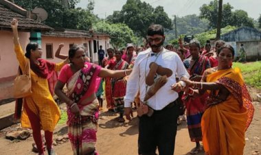 झारखंड: महिलाओं ने स्कूल टीचर को जूता का माला पहना कराया शहर का भ्रमण