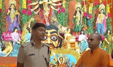 धनबाद: DC व  SSP ने किया कतरास, स्टील गेट सहित अन्य पूजा पंडाल का भ्रमण