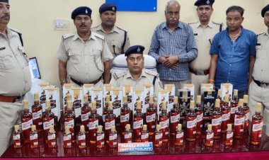 धनबाद: RPF ने 54 बोतल शराब के साथ स्टेशन पर धैया और समस्तीपुर के तस्करों को दबोचा