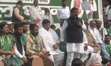 झारखंड: राजभवन के समक्ष सत्तापक्ष का महाधरना, बंधु तिर्की ने कहा- जरूरत पड़े तो बीजेपी वालों को पटक-पटक कर मारो