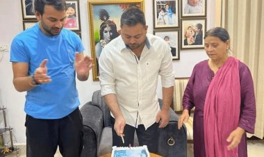 33 के हुए तेजस्वी यादव, तेजप्रताप ने आधी रात को कटवाया केक, डिप्टी सीएम ने मां और बड़े भाई से लिया आशिर्वाद