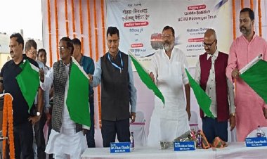 गोड्डा-सियालदह पैसेंजर ट्रेन को MP निशिकांत दूबे ने दिखाई हरी झंडी