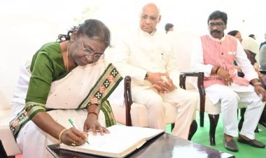 राष्ट्रपित ने उलिहातू में धरती आबा को किया नमन, झारखंड वासियों को दी स्थापना दिवस की शुभकामना