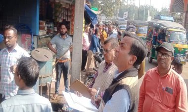 धनबाद: रेलवे स्टेशन रोड की दुकानों की मापी शुरू, इलिगल कब्जा और जगह घेरने वालों में हड़कंप