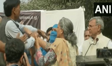 Shraddha Murder Case: दिल्ली में बुलाई गई महापंचायत में हंगामा, मंच पर महिला ने शख्स को चप्पल से पीटा 