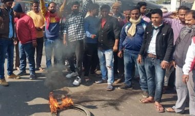 बिहार: नरकटियागंज में सभापति कैंडिडेट को गोलियों से भूना, आक्रोशित लोगों ने किया प्रदर्शन, टायर जलाये