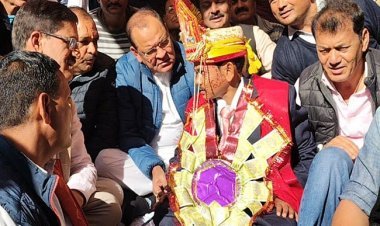 उत्तराखंड: 20 दिन से बंद पड़ी थी सड़क, दूल्हे राजा ने यूं जताया गुस्सा, धरना पर बैठ गये