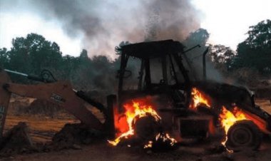 झारखंड: चतरा में नक्सली तांडव, बम विस्फोट किया, दो JCB को फूंका