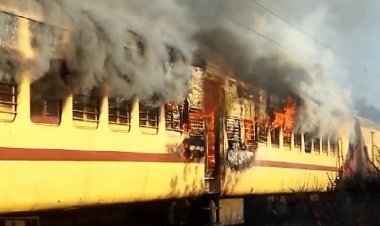 धनबाद: पैसेंजर ट्रेन में लगी भीषण आग, एक कोच जलकर हुआ राख, कोई हताहत नहीं
