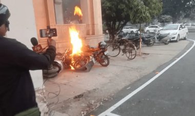 इलाहाबाद यूनिवर्सिटी में स्टूडेंट्स ने किया हंगामा, बाइकें जलाई, कारों के शीशे तोड़े, पत्थरबाजी, फायरिंग