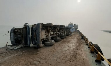 झारखंड: साहिबगंज गंगा नदी में मालवाहक जहाज असंतुलित होने से तीन ट्रक डूबे, ड्राइवर लापता