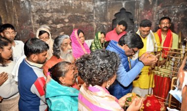 Jharkhand: CM हेमंत सोरेन ने सपरिवार किया मां छिन्नमस्तिका मंदिर में  पूजा-अर्चना