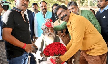 Jharkhand: पिता शिबू सोरेन के 79वें जन्मदिन पर बेटे CM हेमंत व MLA बसंत ने लिया आशीर्वाद
